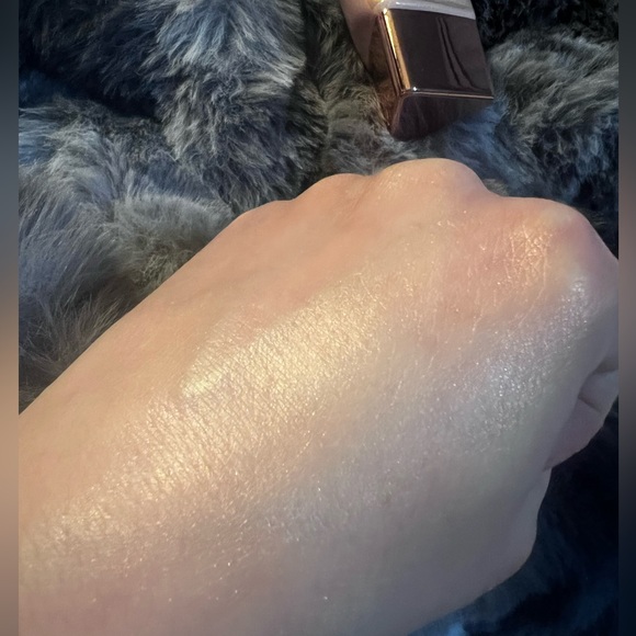⭐️LYS⭐️Aim High, Multi-use Liquid Highlighter in shade Brave⭐️ - Picture 9 of 9